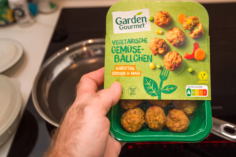 Envase de albondigas precocinadas con etiqueta A de Nutris-Score