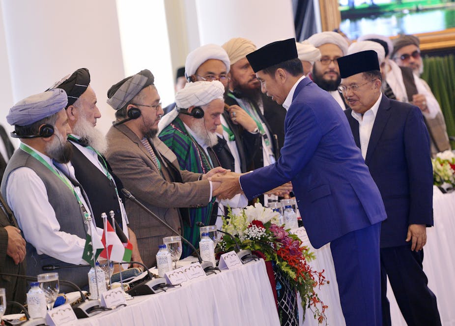 Presiden Joko Widodo (kedua kanan) didampingi wakil presiden saat itu Jusuf Kalla menyalami sejumlah ulama yang mengikuti pertemuan trilateral ulama Afganistan, Indonesia dan Pakistan di Istana Bogor, Jawa Barat, pada 2018.