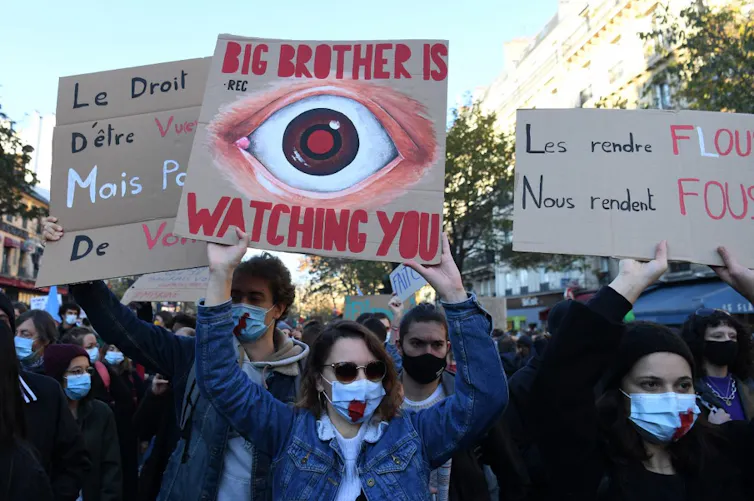 Des personnes manifestent