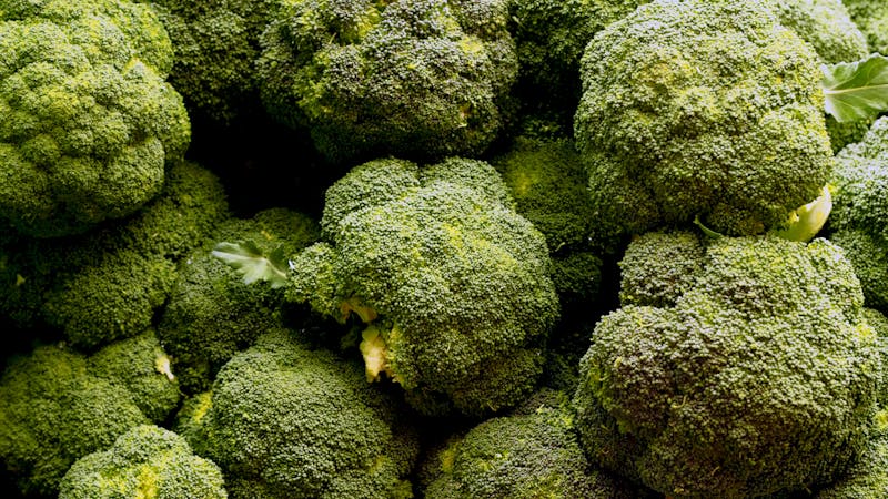 Por qué a las pacientes con endometriosis les beneficia comer brócoli