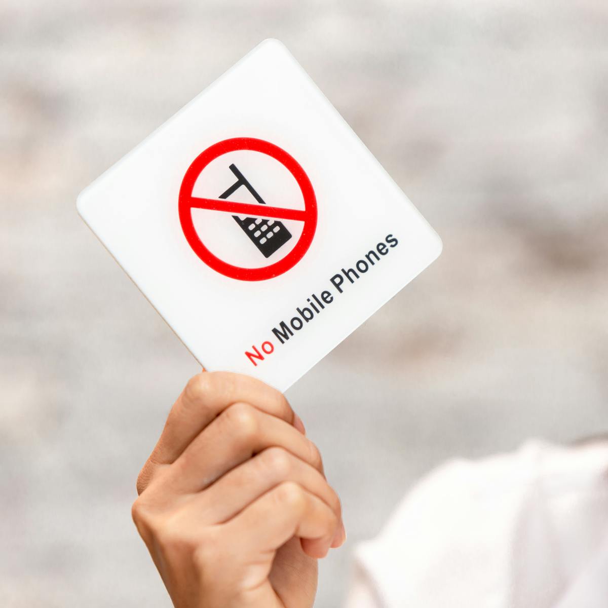 Banning mobile phones in schools can improve students' academic  performance. This is how we know