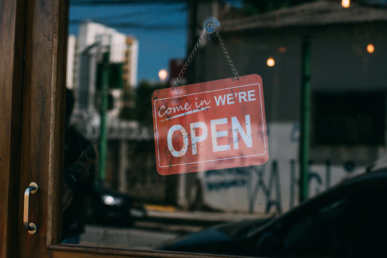 Panneaux de fenêtre indiquant que l'entreprise est ouverte
