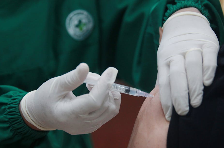 Petugas medis menyuntikkan vaksin COVID-19 Sinovac kepada tenaga medis di Puskesmas Setiabudi, Jakarta.
