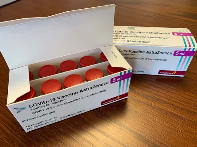Dos cajas con viales de vacuna contra covid de  AstraZeneca.