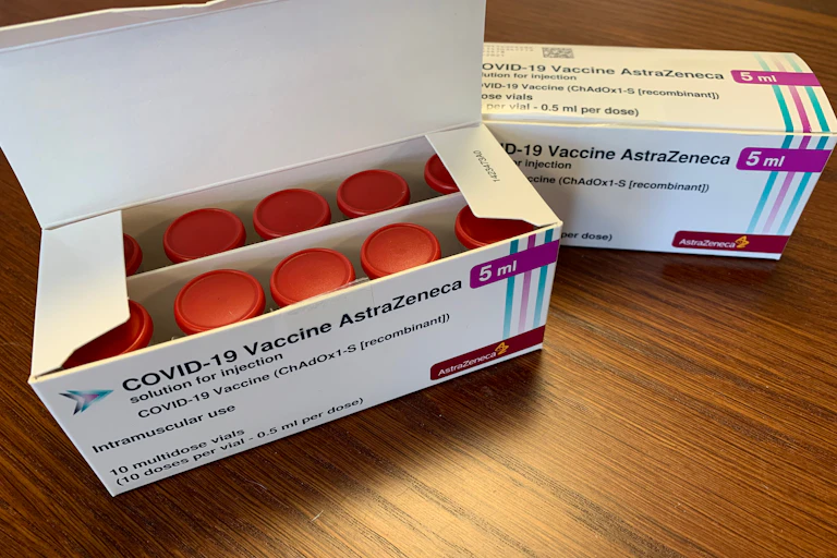 Dos cajas con viales de vacuna contra covid de AstraZeneca.