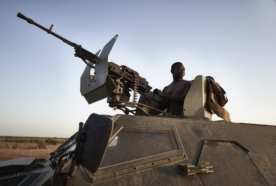Un soldat de l'armée burkinabè en patrouille dans la région du Soum, dans le nord du Burkina Faso, le 12 novembre 2019.