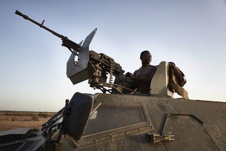 Un soldat de l'armée burkinabè en patrouille dans la région du Soum, dans le nord du Burkina Faso, le 12 novembre 2019.