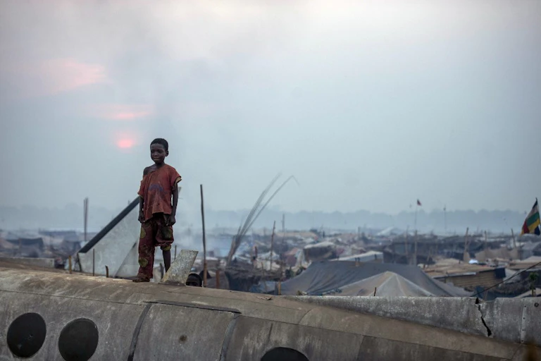 Un garçon dans le camp de réfugiés de Mpoko.