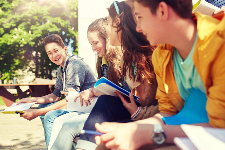 Grupo de adolescentes sonrientes.