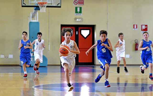 Le rôle crucial des sports d'équipe pour aider les jeunes à
