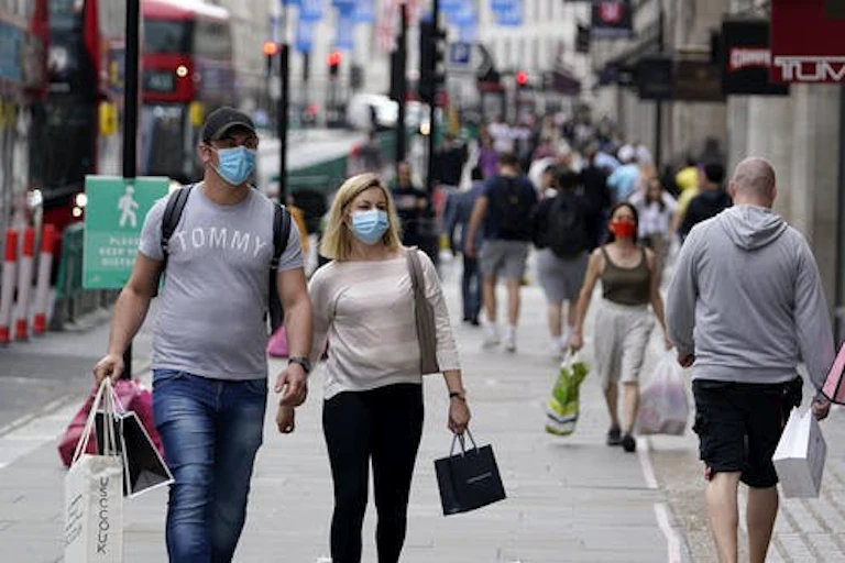 Sepasang orang mengenakan masker