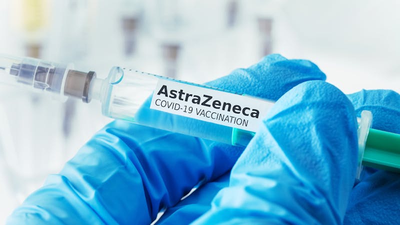 Por qué es una temeridad retrasar las vacunaciones de AstraZeneca