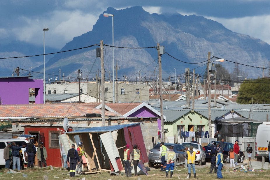 Démolition de cabanes inhabitées à Bloekombos, Kraaifontein, au Cap, le 6 août 2020.