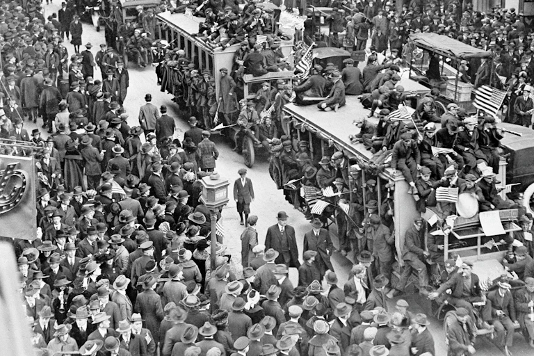 triumphant 1918 crowds in the street