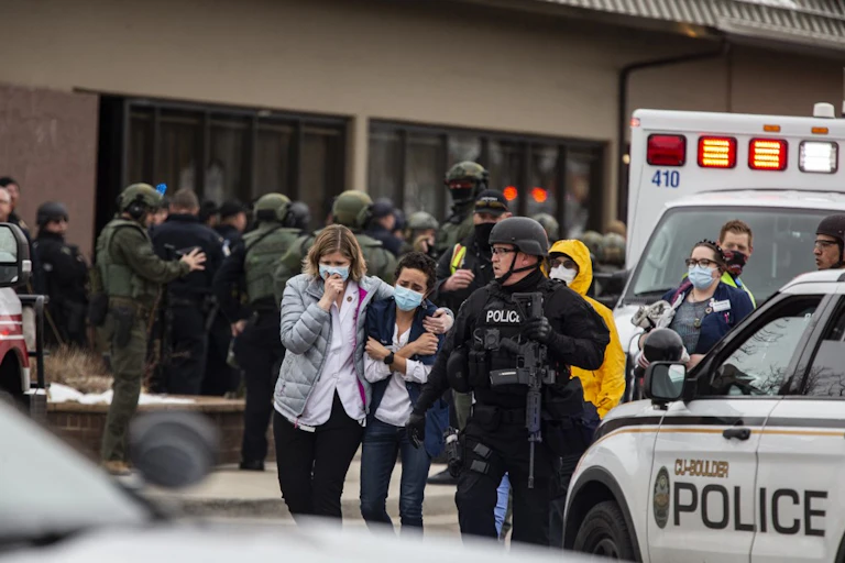 Evacuation d'acheteurs d'un supermarché pendant une fusillade