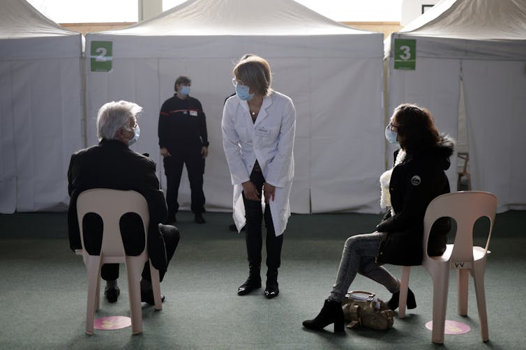 Persone in un centro di vaccinazione francese in attesa di essere vaccinate