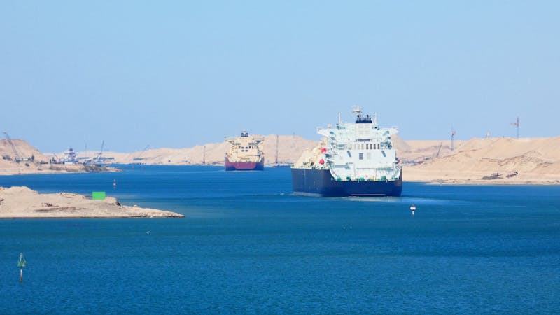 Suez, enlace y cuello de botella entre el Mediterráneo y el Mar Rojo Suez, enlace y cuello de botella entre el Mediterráneo y el Mar Rojo