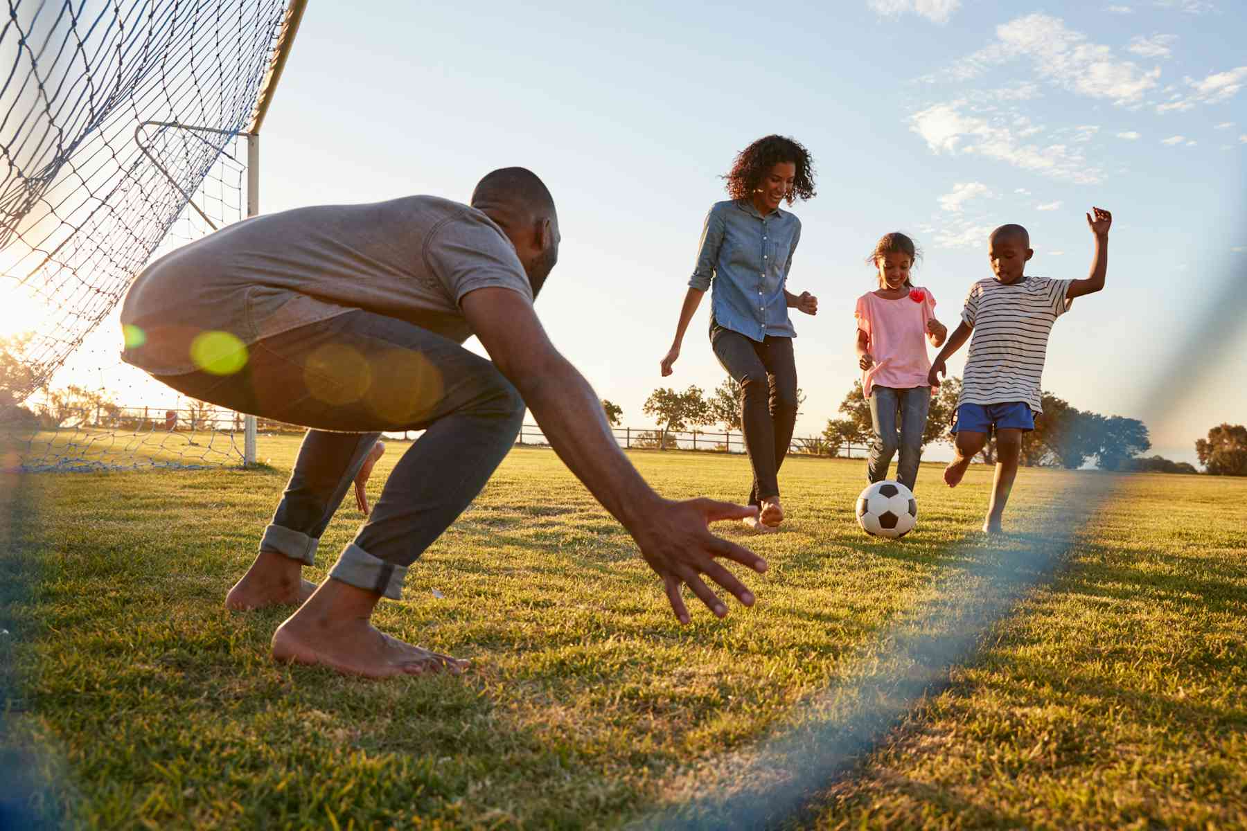 Children do sports. Семья на футболе. Дети играют в футбол. Игра в футбол семья. Дети играющие в футбол.