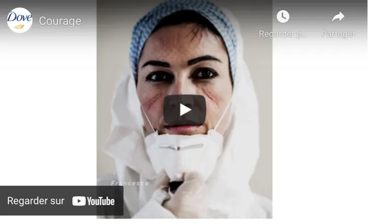 Vidéo d'une publicité de Dove présentant une personne avec des cicatrices laissées par le masque