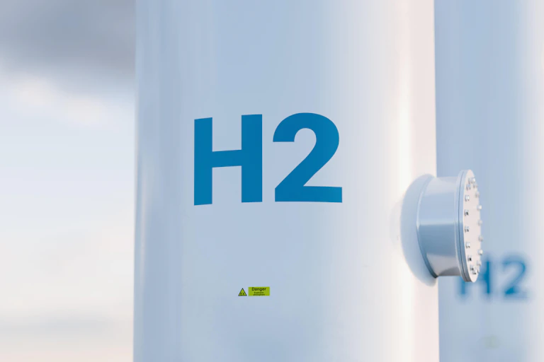 A storage tank with "H2" sign