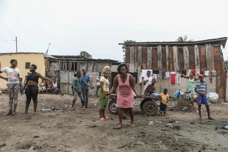 Habitants d'un bidonville à Lomé, le 19 octobre 2017.