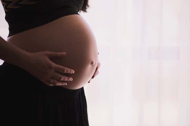 Nuevo estudio: Las vacunas de COVID-19 son muy efectivas para las mujeres  embarazadas y sus bebés