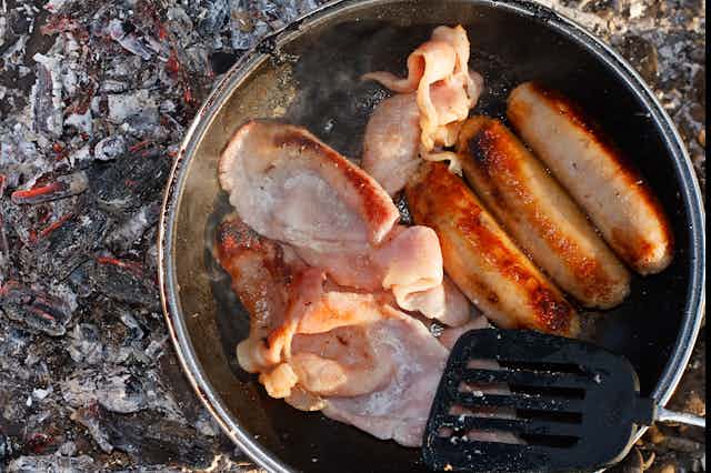 tranches de bacon et saucisses