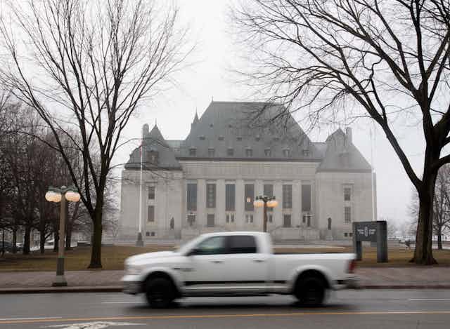 Une voiture passe devant le bâtiment de la Cour suprême du Canada
