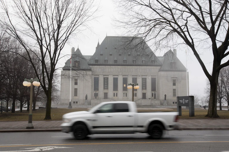 Une voiture passe devant le bâtiment de la Cour suprême du Canada