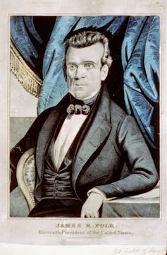 Um retrato do Presidente James K. Polk em trajes elegantes.