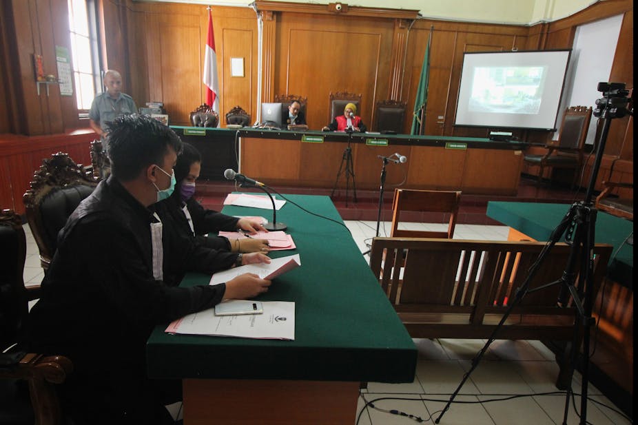 Suasana sebuah sidang telekonferensi di Pengadilan Negeri Surabaya, Jawa Timur.