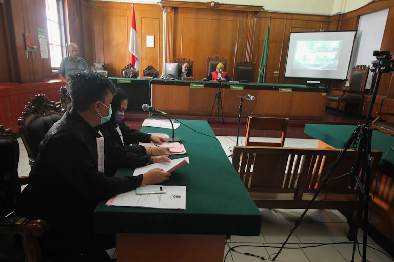 Suasana sebuah sidang telekonferensi di Pengadilan Negeri Surabaya, Jawa Timur.