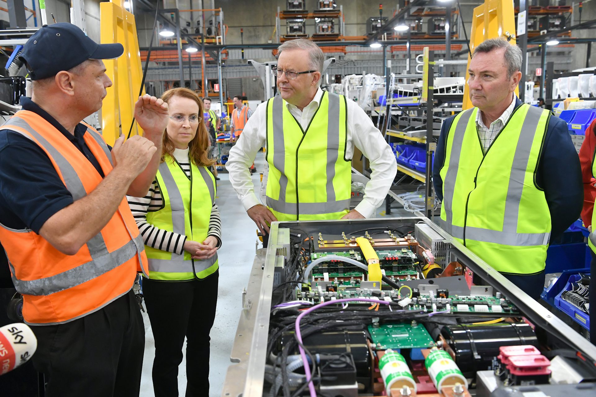 labor-proposes-discounts-for-electric-cars-and-community-batteries-to