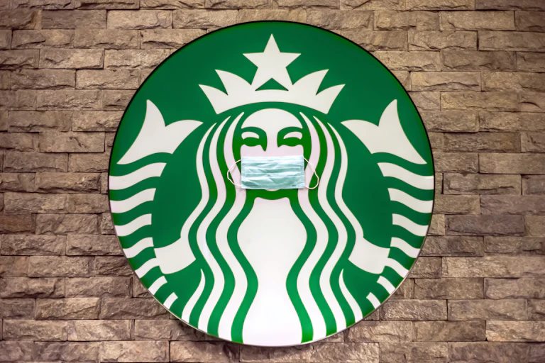 Logo de Starbucks avec un masque