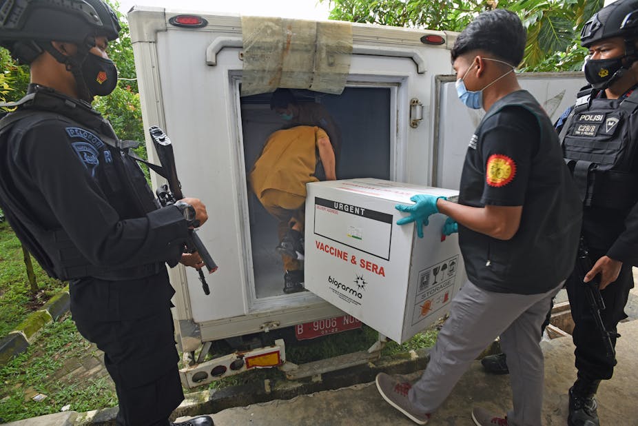 Personil polisi mengawal vaksin COVID-19 untuk distribusi di Banten.