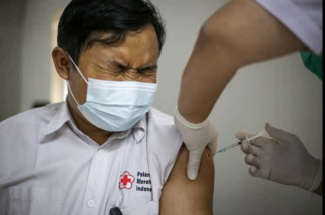 Petugas menyuntikkan vaksin COVID-19 kepada petugas PMI di Kota Tangerang, Banten.