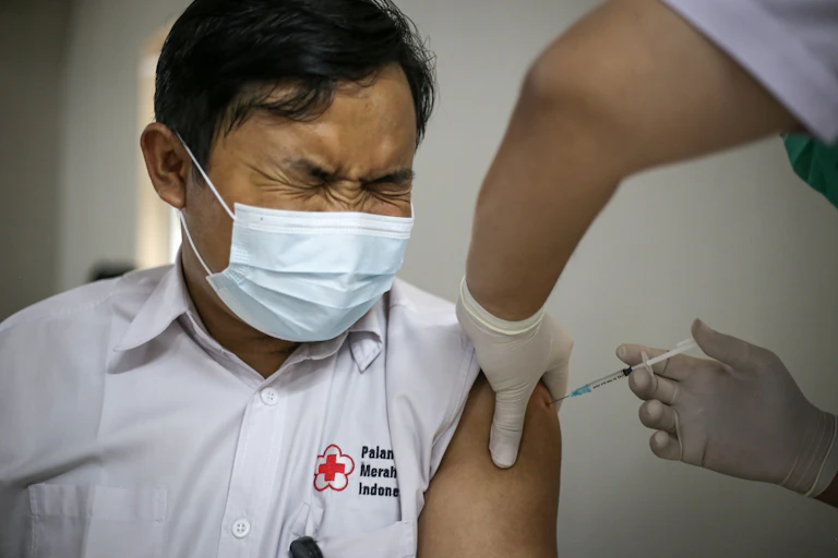 Petugas menyuntikkan vaksin COVID-19 kepada petugas PMI di Kota Tangerang, Banten.