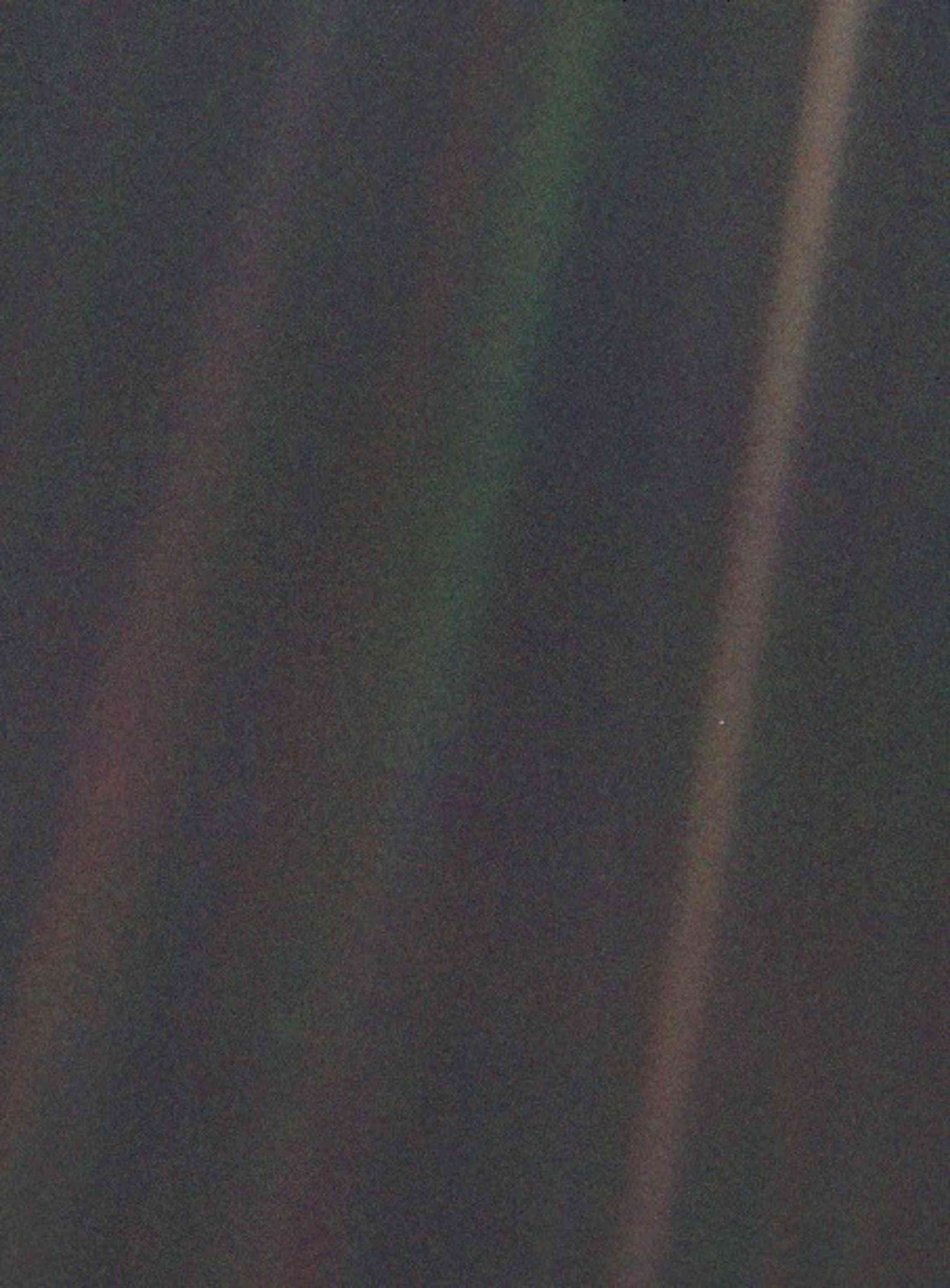 Imagen denominada Pale Blue Dot Puede observarse la Tierra como un punto de luz entre blanco y azulado situado en la franja marrón de más a la derecha de la imagen. La fotografía fue tomada a una distancia de 6000 millones de kilómetros de la Tierra por la Voyager 1 en 1990. Wikimedia Commons / Jet Propulsion Laboratory, NASA