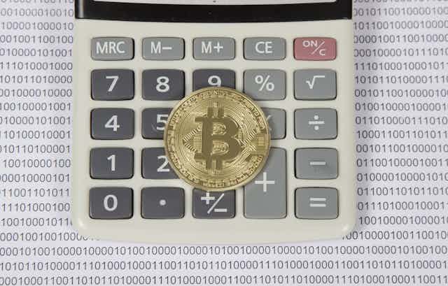 Bitcoin sobre el teclado de una calculadora.
