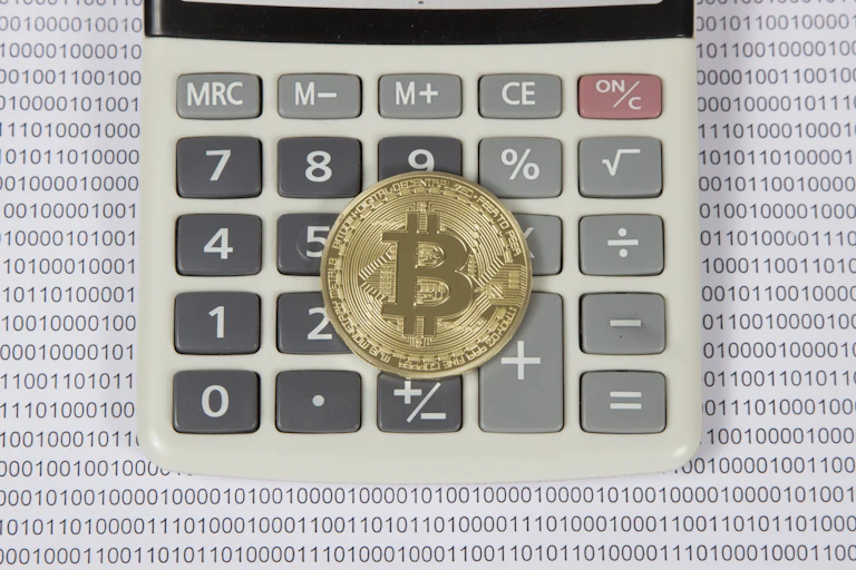 Bitcoin sobre el teclado de una calculadora.