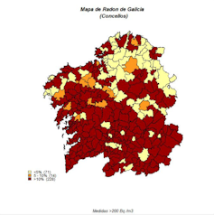 Porcentaxe de medidas de máis de 200 Bq/ m3 por municipio* (número de municipios). Seguindo pautas internacionais, as áreas territoriais distribúense segundo a porcentaxe de casas por encima do nivel de referencia (200 Bq/ m3 ou 300 Bq/ m3), o límite que se recomenda non exceder: Risco baixo estanse por baixo do 5%; risco medio se se sitúa entre o 5 e o 10%; e risco alto se superan o 10% de domicilios con máis dese nivel. Radon. gal