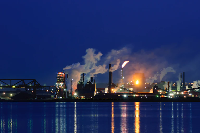 Une usine au bord d'un lac.