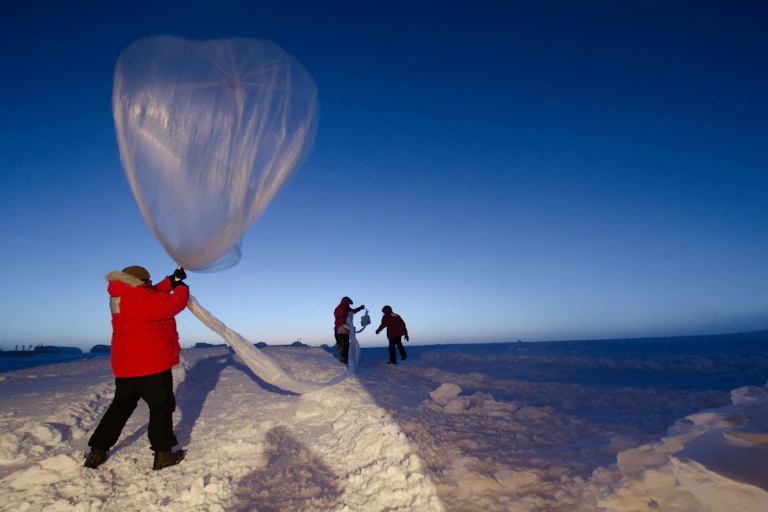 Des scientifiques lancent un ballon destiné à mesurer les niveaux d'ozone.