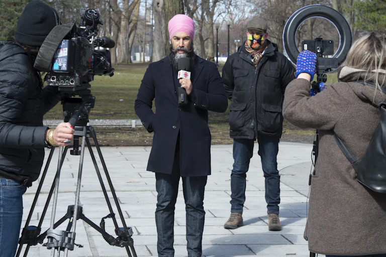 Jagmeet Singh et Alexandre Boulerice devant des caméras