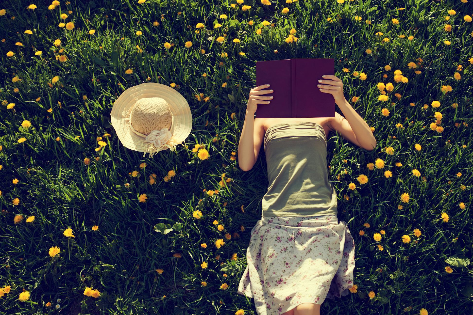 https://www.shutterstock.com/es/image-photo/girl-lying-grass-reading-book-intentionally-279658988
