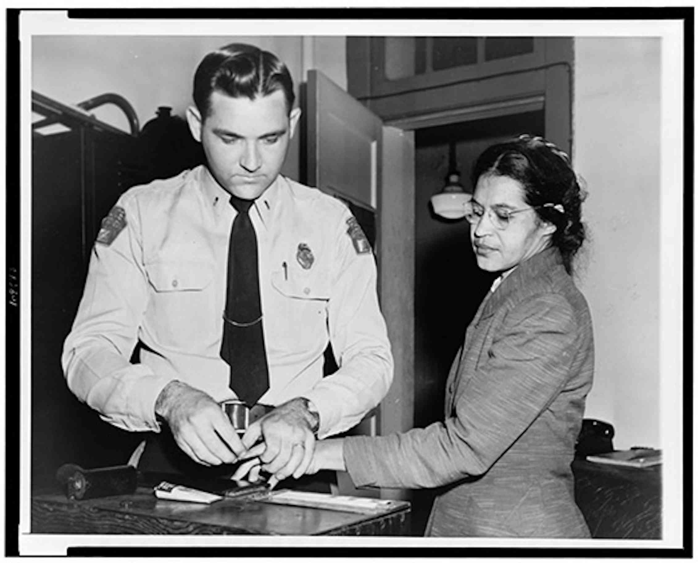 Un policía toma las huellas a Rosa Parks al ser detenida tras su negativa a trasladarse a la parte trasera de un autobús en Montgomery, Alabama, en 1956. Library of Congress