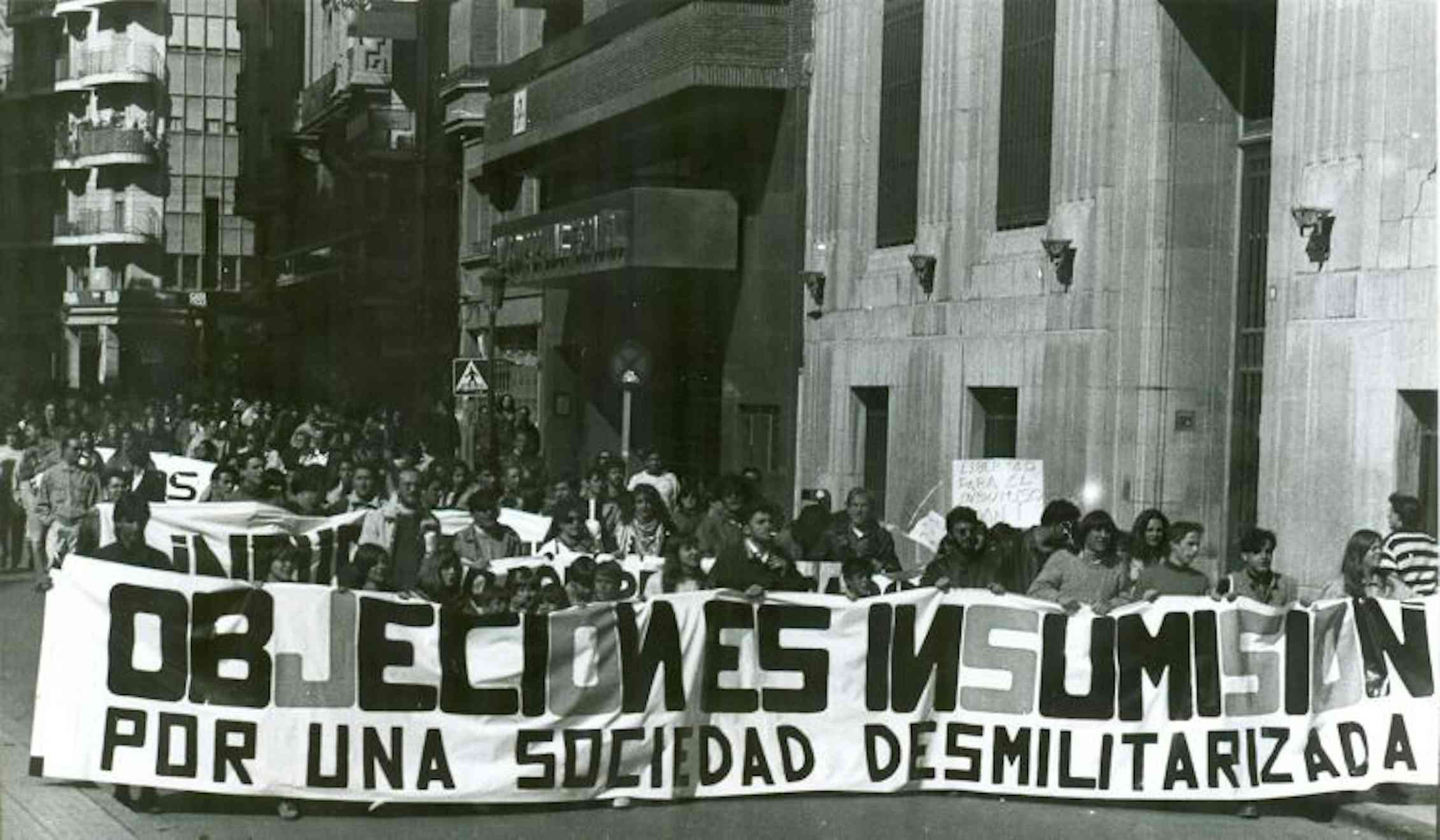 Manifestación del Movimiento de Objeción de Conciencia en Albacete contra el servicio militar. Grupo Tortuga