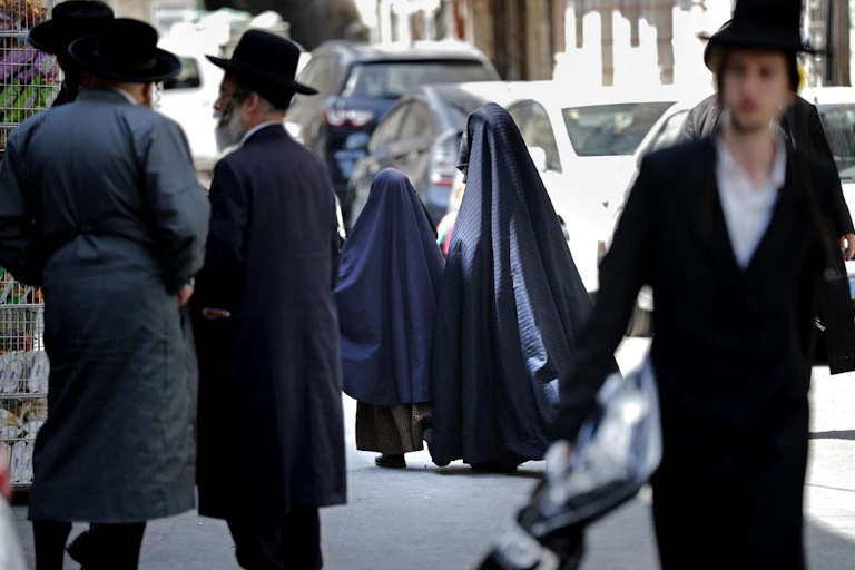 Juifs ultra-orthodoxes dans une rue de Jérusalem
