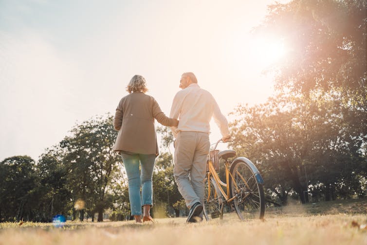 Un couple se promenant au soleil