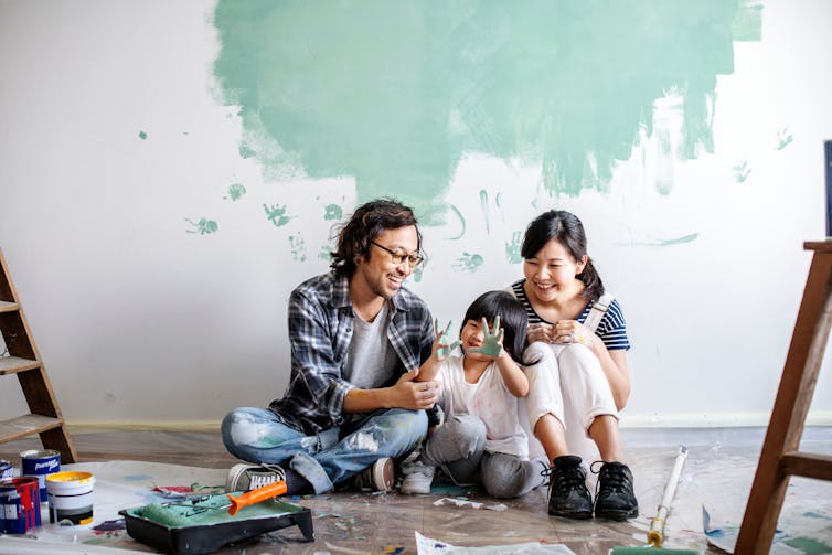Famille de trois personnes faisant une rénovation